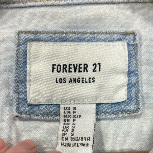 Forever 21 Small Women's Light Blue Wash Denim Distressed Jean Jacket Cropped - Picture 10 of 11